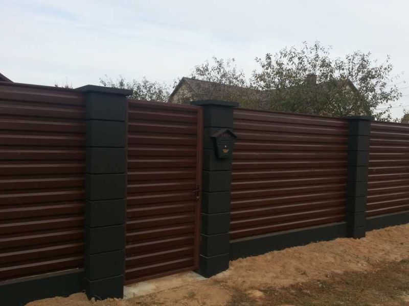 Металлическая секция забора